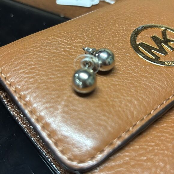 Metal ball stud earrings - Picture 2 of 3